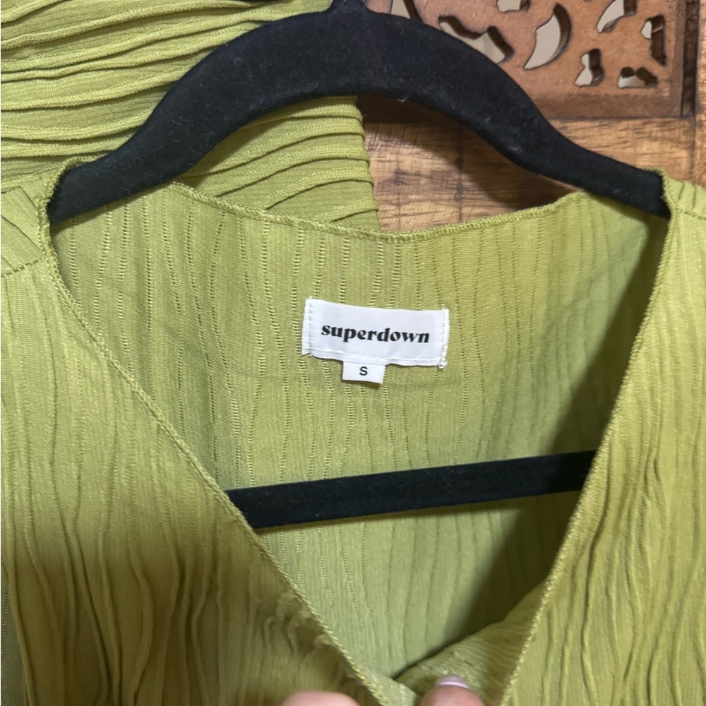 NEW Superdown Eleanor Mini Skirt Set Olive Organ Pleats Asymmetric Crop - Picture 3 of 3